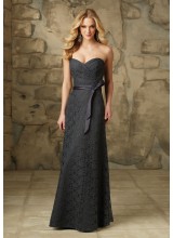 Sophisticated and Romantic Lace Bridesmaid Dress with Sweetheart Neckline